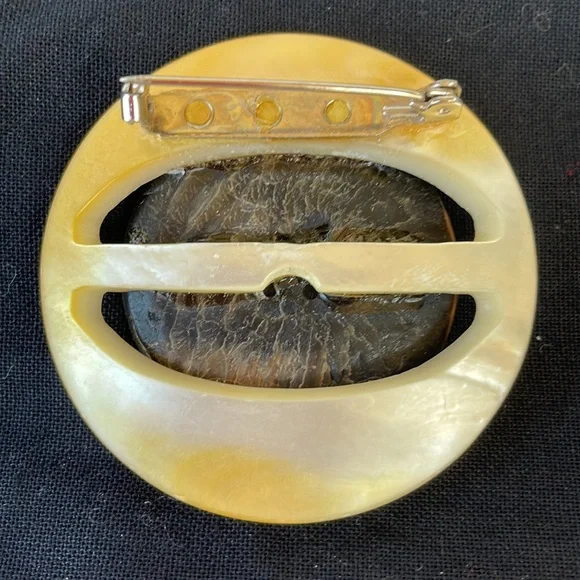 BBJ’S handcrafted vintage button jewelry/pin - Picture 3 of 3